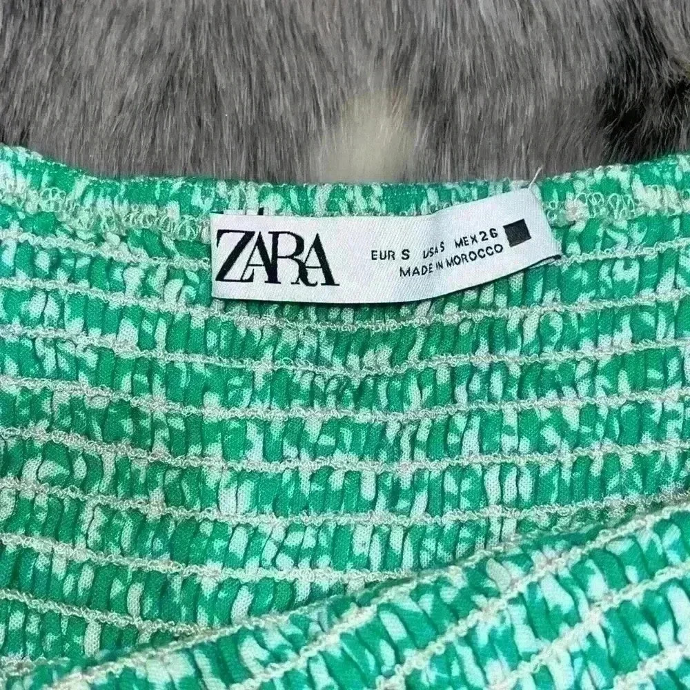 💚 ZARA Printed Green and White Dress with Shirring at the neck sz small - Picture 5 of 7